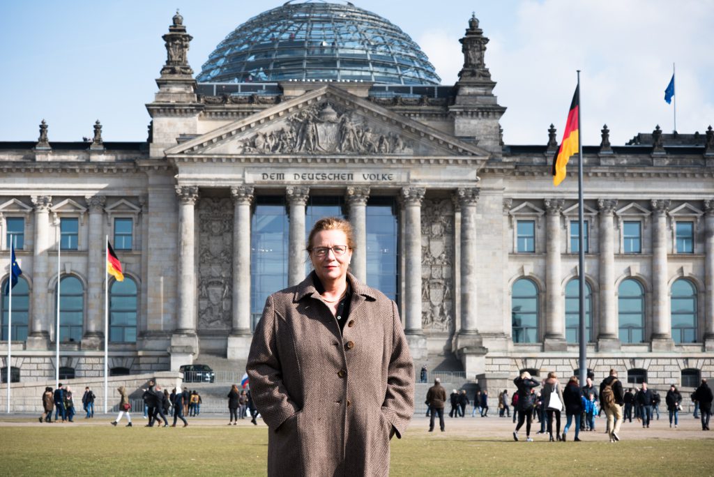 Reina Becker vor dem Bundestag Foto: Malina Ebert