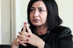 mama-berlin-kolat-gespraech-ernst